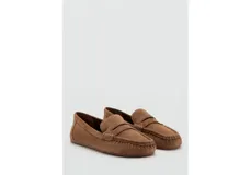 Mocasines de gamuza color marrón claro, con detalle de antifaz en el empeine y costuras visibles.