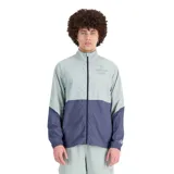 Campera deportiva New Balance Graphic Impact Run, con cierre frontal, cuello alto y corte holgado. Diseño color block en verde agua y azul marino, con logo "The Intelligent Choice" estampado en el pecho y detalles reflectantes.