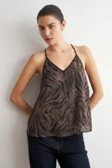 Top sin mangas de tirantes finos con estampado animal print, escote en V y ribetes negros.