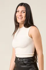 Musculosa color crema de punto acanalado con cuello redondo y corte ajustado.