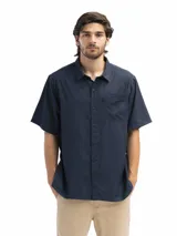 Camisa de hombre Forum modelo Noronia, color azul marino, de manga corta, con cuello clásico, cierre frontal con botones y bolsillo en el pecho.