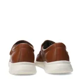 Sandalias de cuero color marrón con diseño calado en la parte superior, cierre de velcro lateral y suela de goma blanca.