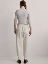 Pantalón jogger de sarga color beige, con cintura elástica ajustable con cordón y puños elásticos en los tobillos.