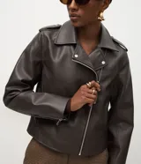 Campera estilo biker de poliuretano, con cierre frontal asimétrico, cuello con solapas y cremalleras en los puños. Presenta un diseño entallado con acabado liso.