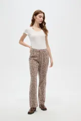 Pantalon de jean de corte recto y tiro alto, con estampado floral en tonos marrones.