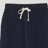 Pantalón de jogging azul marino con cintura elástica ajustable con cordón blanco.