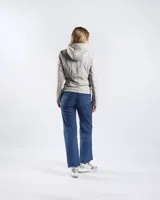 Campera entallada gris con capucha fija, cuello alto, cierre frontal y mangas largas.