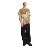 Remera Volcom con estampado camuflado en tonos mostaza y beige, de manga corta, con cuello redondo y un bolsillo aplicado en el pecho que incluye un parche estampado de la marca.