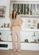 Pantalon de vestir de corte recto, confeccionado en tejido mezcla de lana. Presenta un diseño estructurado con pinzas frontales, bolsillos laterales y cierre oculto de botón, gancho y cremallera.