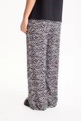 Pantalón de viscosa con estampado animal print tipo cebra, corte recto y cintura elastizada.