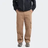 Pantalón cargo de corte recto en color gris, con bolsillos laterales con solapa y costuras reforzadas en las rodillas.