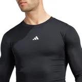 Remera deportiva negra de manga larga, marca Adidas, modelo Techfit.