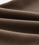 Pantalón de vestir masculino con corte recto y diseño sastre. Presenta cintura con pasantes, cierre tradicional y bolsillos laterales. Confeccionado en tejido de poliéster con un toque de elastano para mayor comodidad.