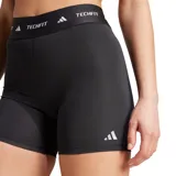Calzas cortas deportivas Adidas Techfit, color negro, ajustadas al cuerpo con cintura elástica ancha que lleva el logo de Adidas y la palabra "TECHFIT" repetida. Presenta el logo de Adidas impreso en blanco en la pierna izquierda.