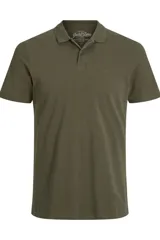 Chomba verde militar de piqué, corte slim fit, con cuello clásico, cierre de dos botones y logo bordado en el pecho.