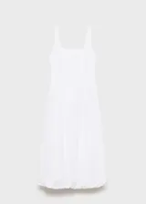 Vestido midi de algodón blanco con diseño evasé, cuello cuadrado y tirantes anchos. Presenta un tejido bordado con detalles calados y costuras horizontales que crean un efecto de paneles.