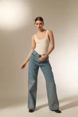Pantalon de jean recto de tiro alto, con acabado metalizado en color gris oscuro. Presenta bolsillos laterales y traseros, con cierre de botón y cremallera.