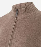 Saco de punto color marrón, con cuello alto, cierre frontal con cremallera, manga larga y terminaciones acanaladas en puños y ruedo.