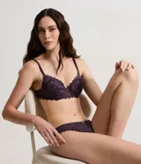 Soutien Lov modelo media taza confeccionado en encaje con textura floral. Posee breteles finos ajustables y copas con soporte.