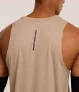 Musculosa deportiva masculina de corte regular, con cuello redondo y etiqueta pequeña en el bajo. Confeccionada en tejido técnico transpirable con costuras visibles.