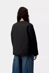 Campera matelasseada Carhartt modelo Skyler Liner, color negro, confeccionada en poliéster reciclado. Cuenta con diseño sin cuello, cierre de botones a presión, tres bolsillos frontales y etiqueta cuadrada tejida con el logo de la marca en el pecho.