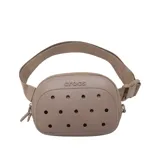 Riñonera Crocs Classic color beige, con diseño frontal perforado característico de la marca y correa ajustable con logo grabado.
