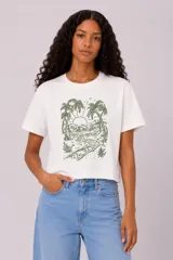 Remera manga corta de algodón color blanco, con cuello redondo y diseño holgado. Cuenta con estampado en el pecho de un paisaje de playa con palmeras en color verde.
