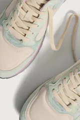 Zapatillas deportivas Hoff modelo Salzburg, con suela transparente, detalles en color verde agua, beige y rosa.