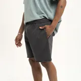 Short de jogging gris con cintura elástica y ruedo desflecado.