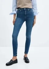 Jeans de corte skinny y tiro alto, confeccionados en tejido de algodón con elastano. Presentan diseño de cinco bolsillos, cierre de cremallera con botón y trabillas para cinturón.
