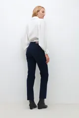 Pantalón negro de pana de corte recto.