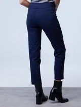 Pantalón verde militar de gabardina elastizada, marca Ruby Rd, corte recto, largo al tobillo y pretina ancha elastizada. Delantera con bolsillos simulados y trasera con bolsillos aplicados.