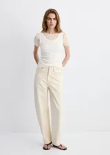 Jeans de corte relaxed fit color marfil, de tiro medio con bolsillos delanteros y traseros.