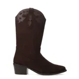Botas de mujer estilo cowboy, color marrón claro (tan), de caña media. Presentan costuras decorativas en el empeine y detalles en relieve con textura de piel de serpiente en la parte superior de la caña. Tienen un taco bajo y ancho de madera apilada.