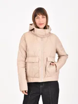 Campera negra con capucha, diseño acolchado con costuras decorativas, cierre frontal y bolsillos delanteros.