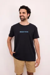 Remera de manga corta color negro con cuello redondo y estampado frontal con el logo "BRIXTON" en letras mayúsculas de color azul claro.