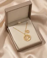 Collar de acero con baño de oro, compuesto por una cadena fina y dos dijes circulares con diseño calado de árbol de la vida en diferentes tamaños.