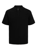Polo de punto estructurado color negro, con cuello polo, cierre frontal parcial con cremallera y mangas cortas.