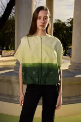 Camisa de manga corta con botones en la delantera, diseño bicolor con parte superior rosada y parte inferior marrón con bordados delicados, y ruedo ajustable.