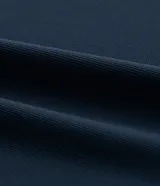 Camisa masculina de manga larga, cuello inglés y cierre frontal de botones, confeccionada en poliamida con elastano y tecnología performance.
