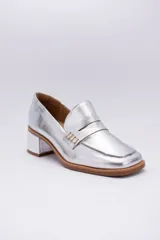 Mocasines clásicos de cuero color negro, con detalle de antifaz y tacón bloque.