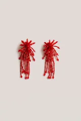 Aros colgantes de diseño tipo cascada, elaborados con múltiples cuentas de cristal en color rojo.