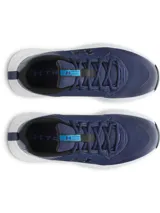 Championes de entrenamiento Under Armour modelo Charged Commit TR 4, color azul marino con detalles en negro y suela blanca. Presentan parte superior de malla transpirable con refuerzos laterales texturizados y logo de la marca en el costado.