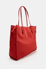 Bolso de hombro tipo shopper con cuerpo satinado rojo, doble asa fina de hombro y cierre imantado.