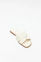 Sandalias bajas plateadas con capellada entrelazada.