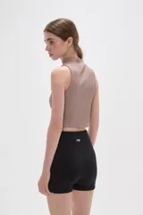 Top sin mangas de cuello alto, confeccionado en tejido de punto acanalado, con ajuste al cuerpo.