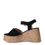 Sandalias de plataforma corrida con acabado tipo corcho, de color negro con tiras de ante sintético y hebillas metálicas doradas. Presenta una tira ancha en el empeine y tira ajustable en el talón.