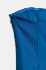Vestido midi azul eléctrico, sin mangas y con escote recto (strapless). El corpiño es ajustado y la falda tiene pliegues amplios que le dan volumen.