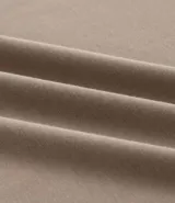 Remera masculina blanca, modelo muscle con cuello redondo y manga corta. Sin estampado, confeccionada en algodón certificado BCI.