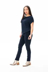 Pantalón largo de vestir azul marino, de corte recto y elastizado.